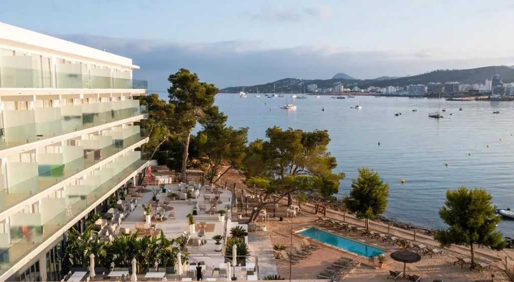 Els Pins Resort & Spa - Emar Hotels，位于圣安东尼奥湾的酒店