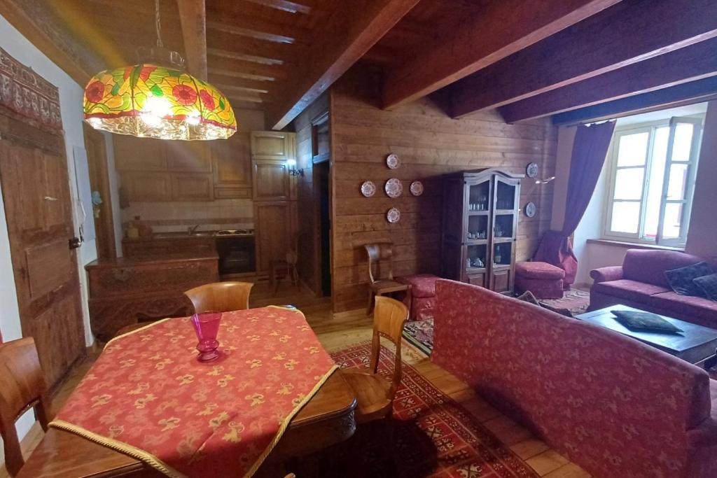 Apartment with fireplace in the city center, Briançon