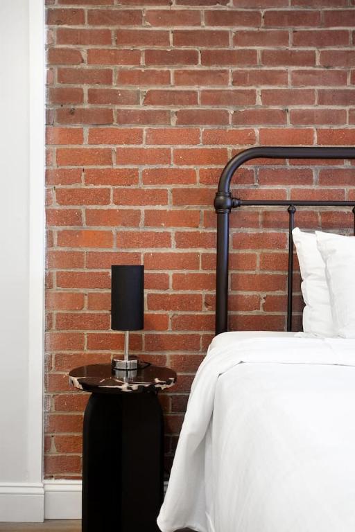 Cedar’s Condo - Modern Downtown Escape, Sevierville