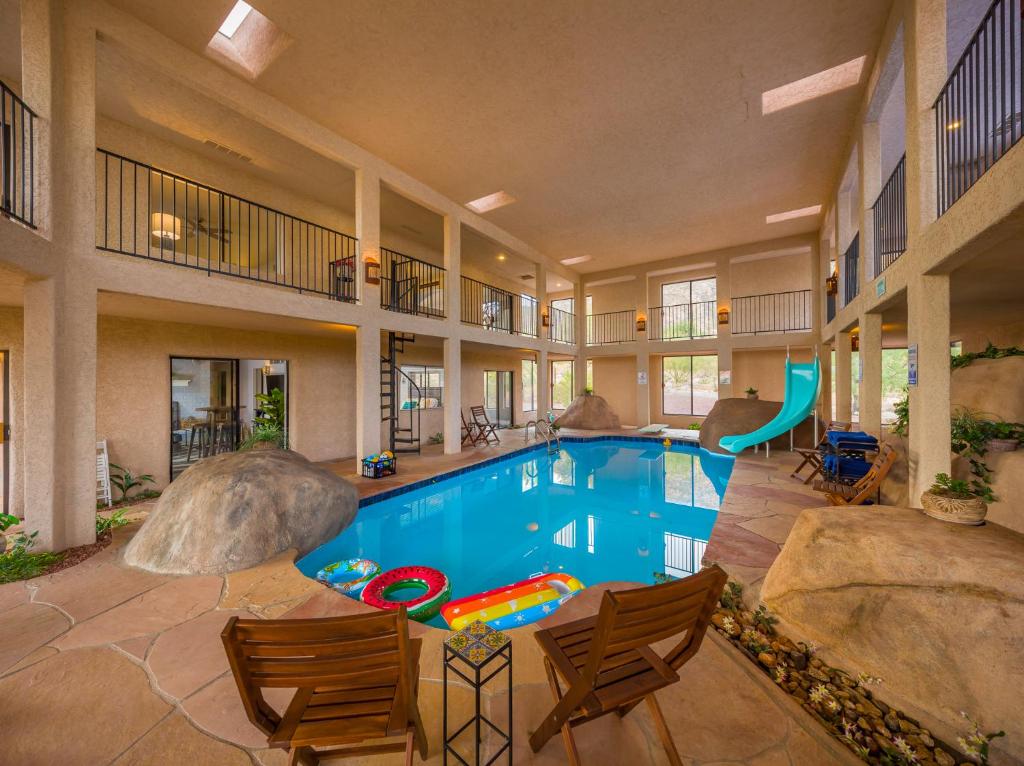 INDOOR Pool , AMAZING Views, Game Room, Gym & more, Tucson