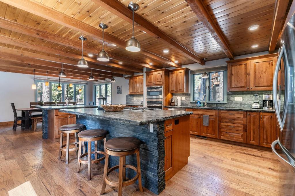 Tahoe Dreamer by Tahoe Getaways - Pet Friendly 4 BR Gated Home w Fenced Yard, Game Room & Walk to Lake!, Carnelian Bay