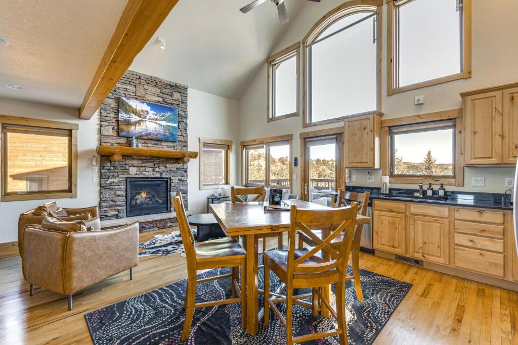 Updated and Spacious Lodge in Heart of Estes Park!, Estes Park