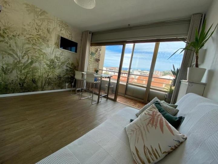 Studio and breakfast, Cannes