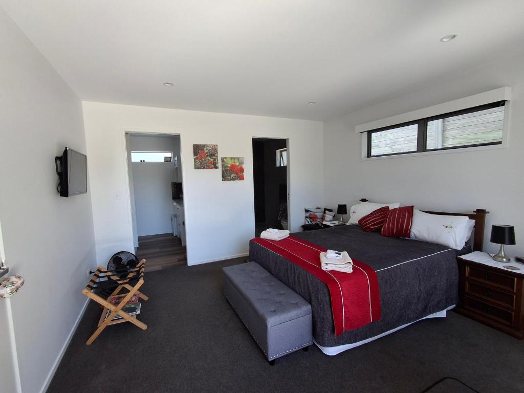 Spring Treat, Studio on Hugoway, Papamoa Beach, Papamoa