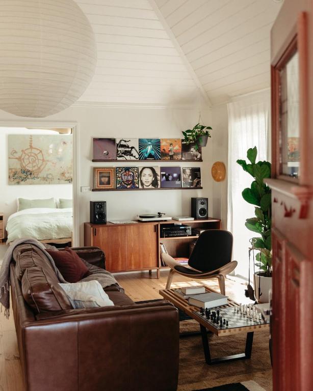 Stylish and Relaxing - Bathtub, Vinyls, Fireplace, Hepburn Springs