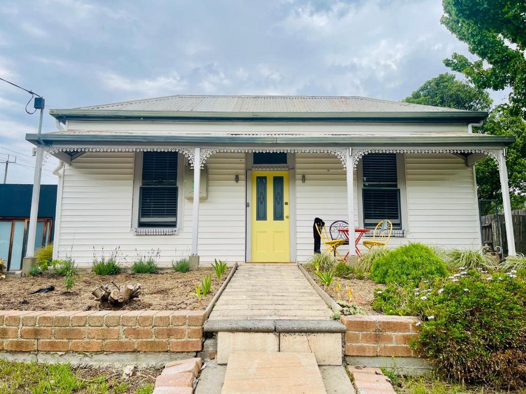 Updated Cottage on Large Sunny Block - 5 mins-CBD, Canadian