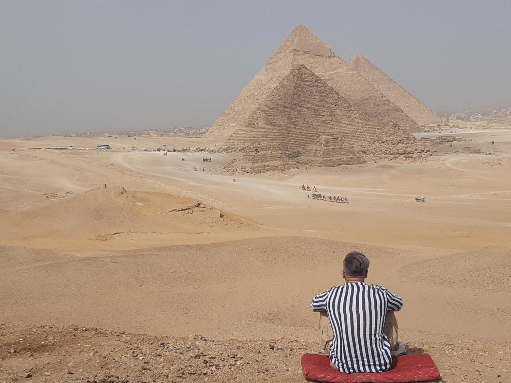Tut & Pyramid View, Káhira