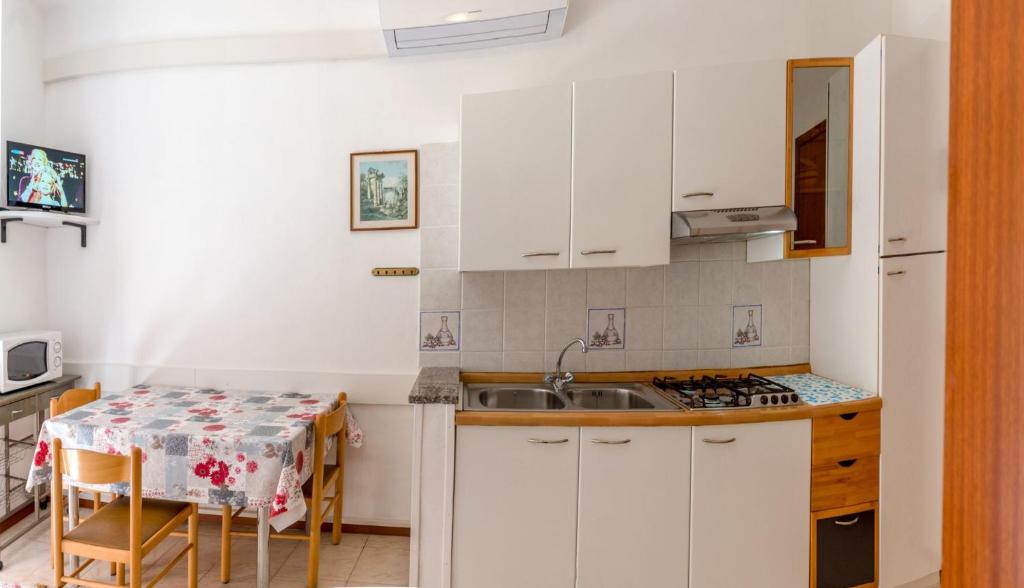 Comfy flat by the beach - 1