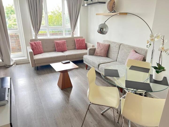 1 BR Apt in Woolwich with Free Parking, Woolwich