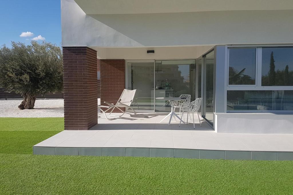 Quiet modern apartment with a large sunny garden! - 4