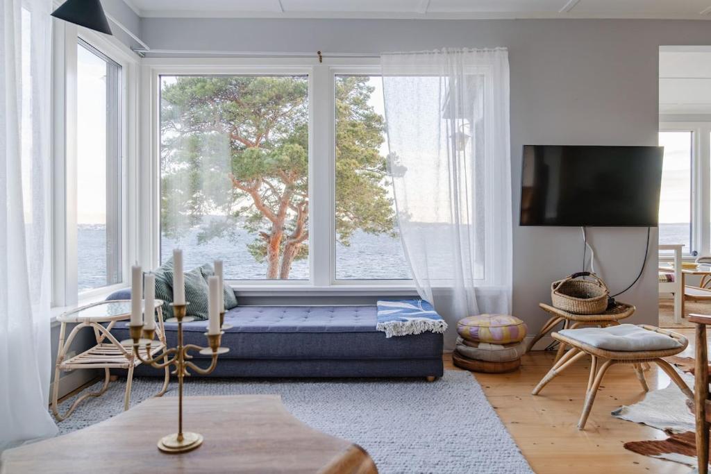 Oceanfront Escape with Sauna & Jacuzzi, Stavsnäs