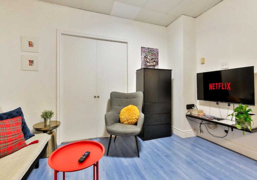 Shared lounge/TV area