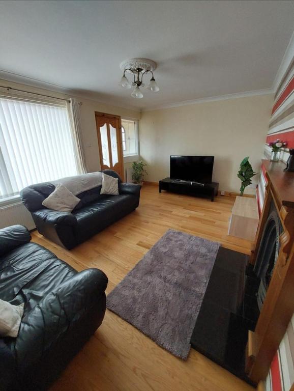 Welcoming 4 bedroom townhouse with free parking on premises, Lisnaskea