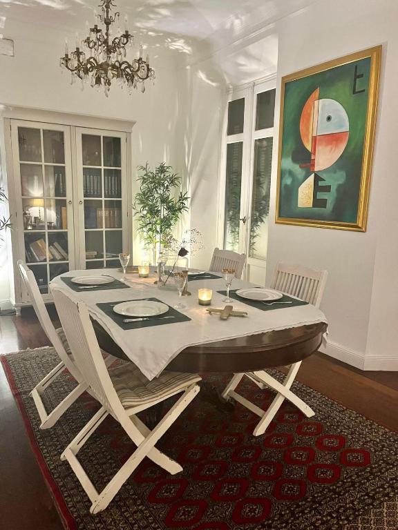 Small stylish room with comfortable queen-size bed in very large, beautifully decorated shared flat in the historic centre of Malaga - 5