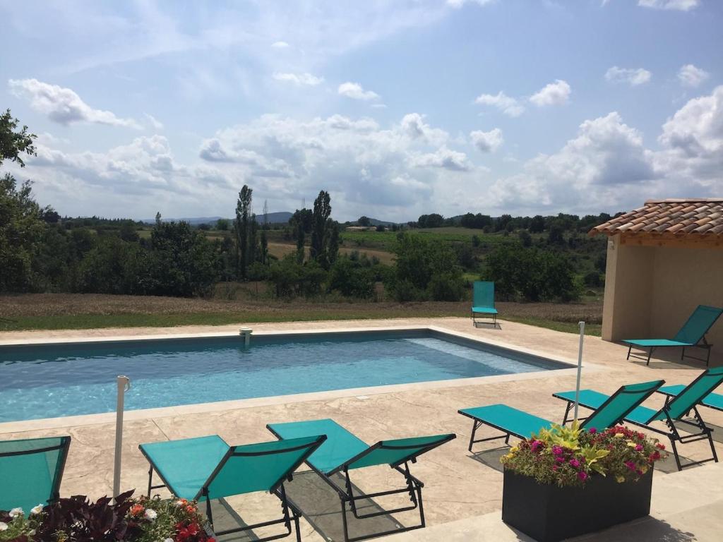 Maison avec vue et sa piscine chauffée privative, Bessas