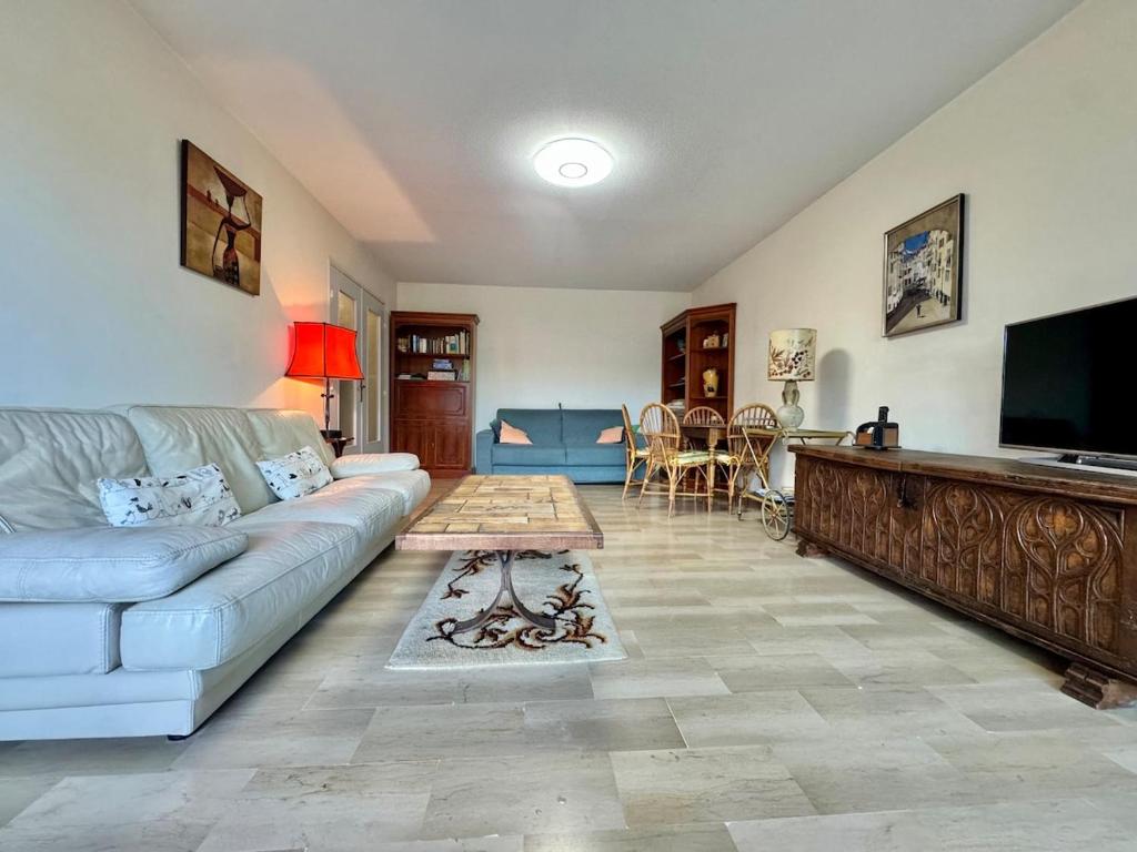 Le Lys - Apt 4 Prs - clim - piscine - parking, Antibes