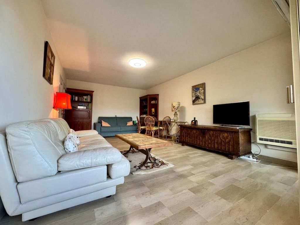Le Lys - Apt 4 Prs - clim - piscine - parking - 5