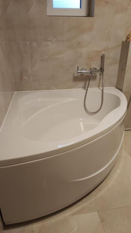 Apartmani Dobrinja--Big bathroom-Free parking - 1