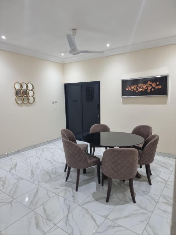 Earl Lodge, Ashalebotwe