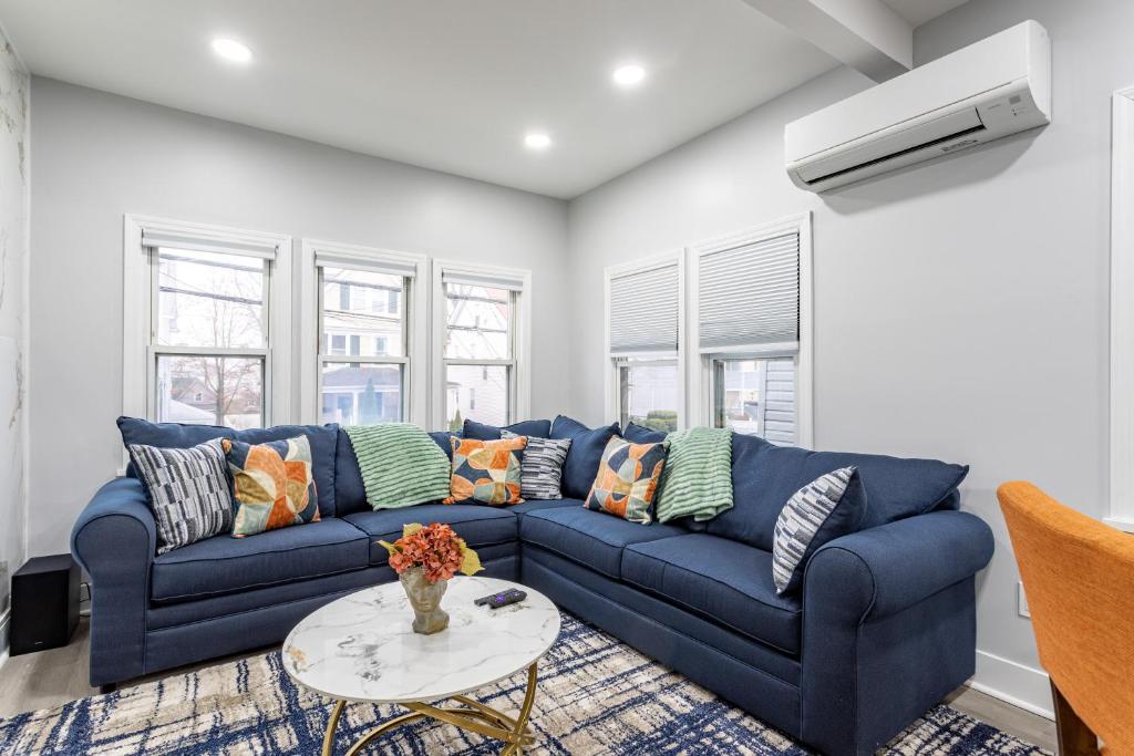 Modern Escape 3BR Apt with Parking, New Rochelle