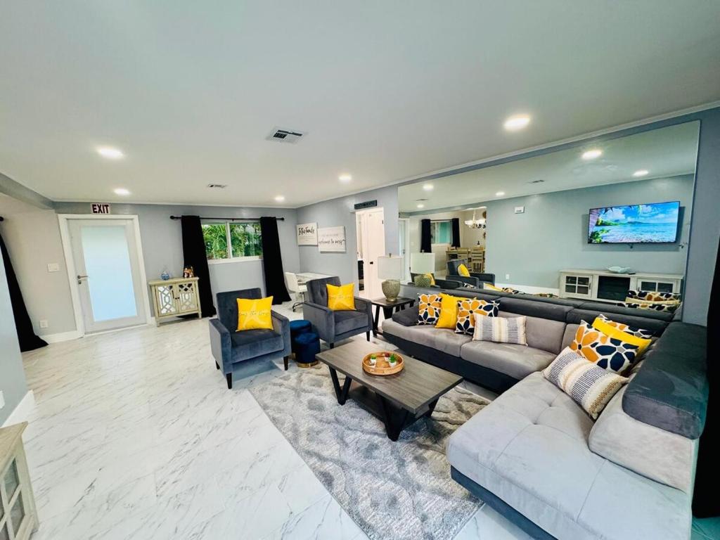 8 Min to Beach, Backyard, Firepit, Pool Table,, Dania Beach