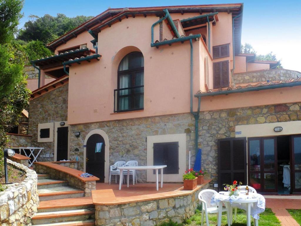 Apartment in Nisporto with Private Sea Access, Rio nellʼElba