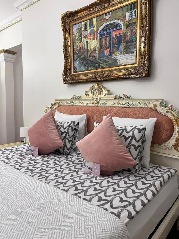 Elegant 5 bedr apartment with sauna in the centre, near Viru and Old Town, with private parking, Tallinn