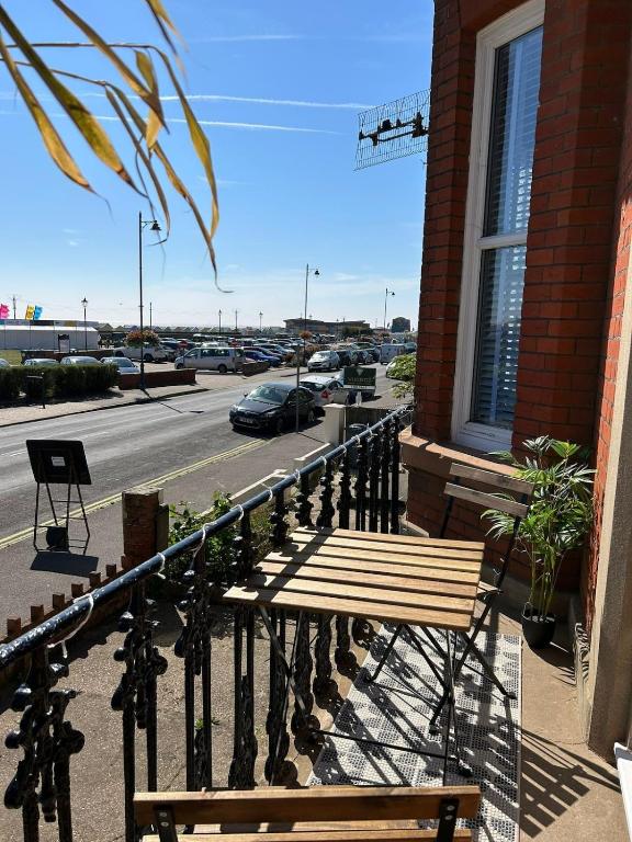 Pier View Felixstowe - Sea View, 50m from the beach, Felixstowe