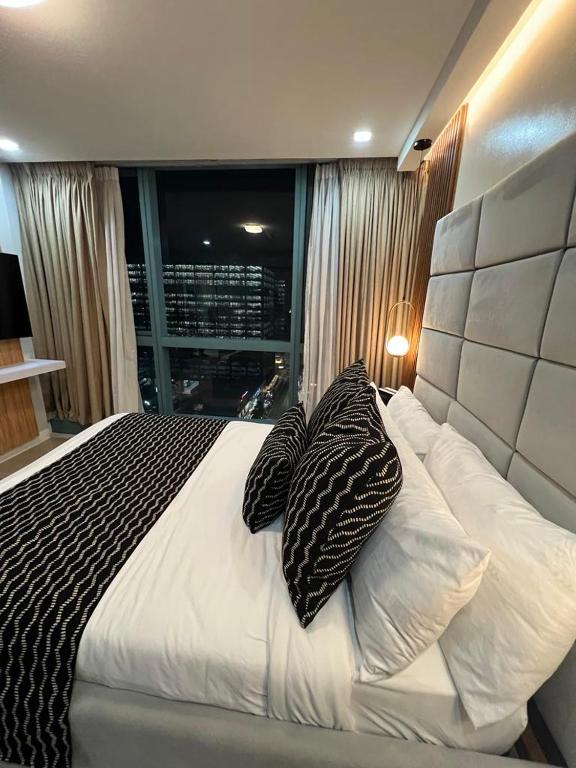 LARGE One Bedroom Unit In Uptown BGC, Manila