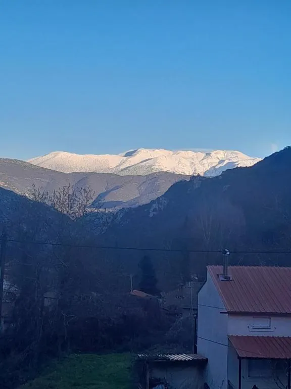 Helmos Mountain View, hotel in Kértezi