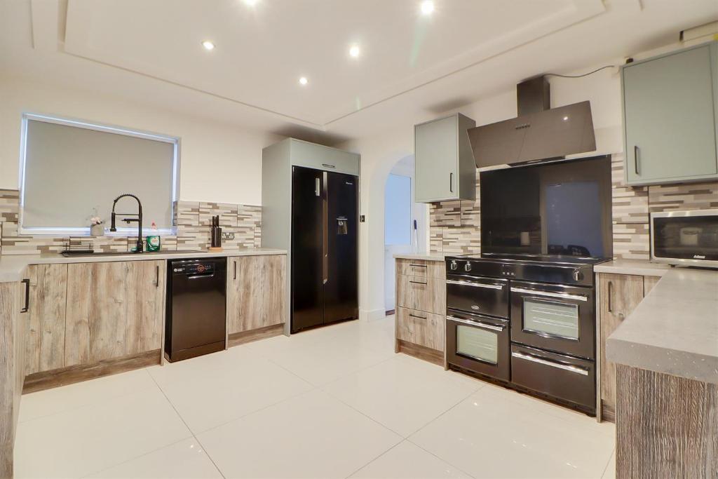 Spacious 5-Bedroom Home, Sleeps 9, Near Hospital with Driveway Parking, Peterborough