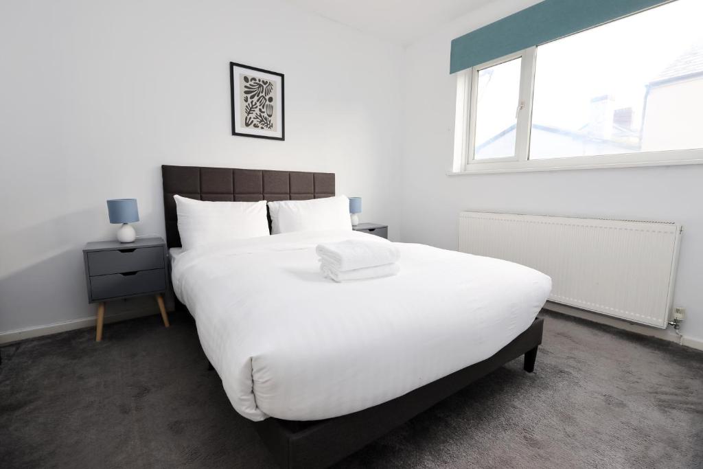 Spacious 4 Bed House Near Cardiff City Centre, Perfect for Families, Groups & Contractors with Free WiFi, Cardiff