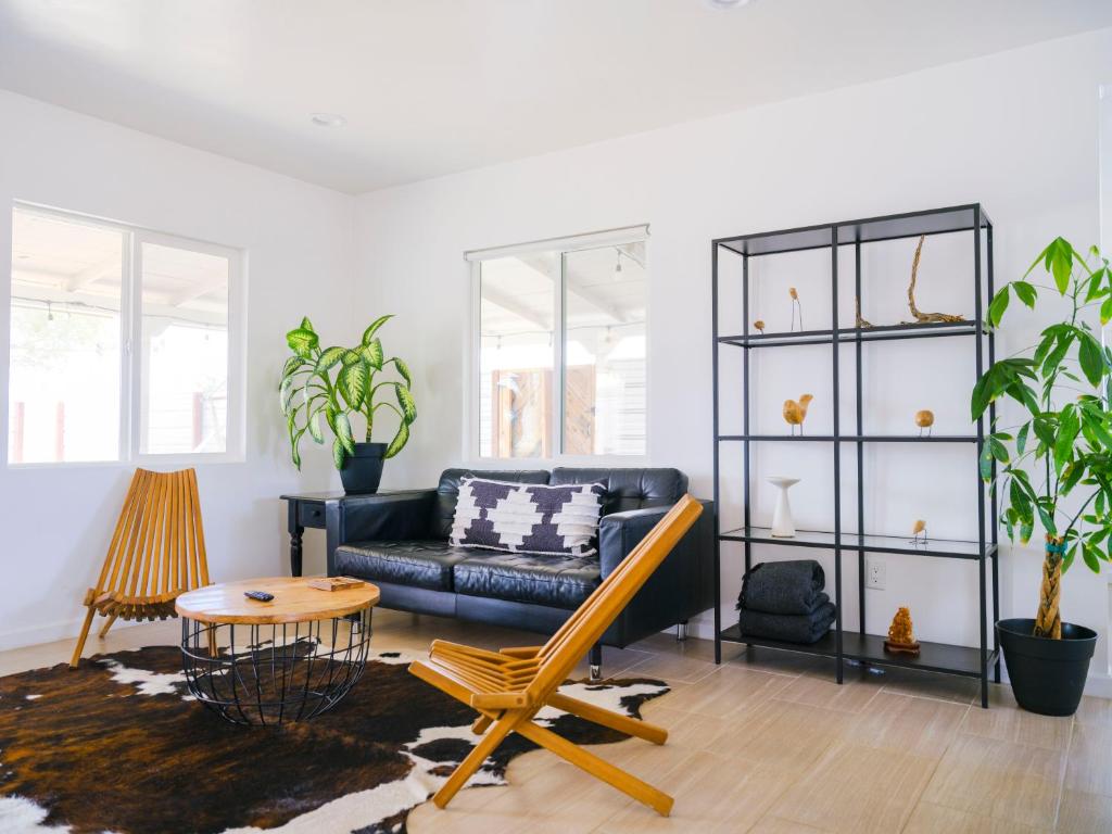 The Zen - Outdoor Shower, Gas Fireplace, Walkable to Shops & Restaurants, Joshua Tree