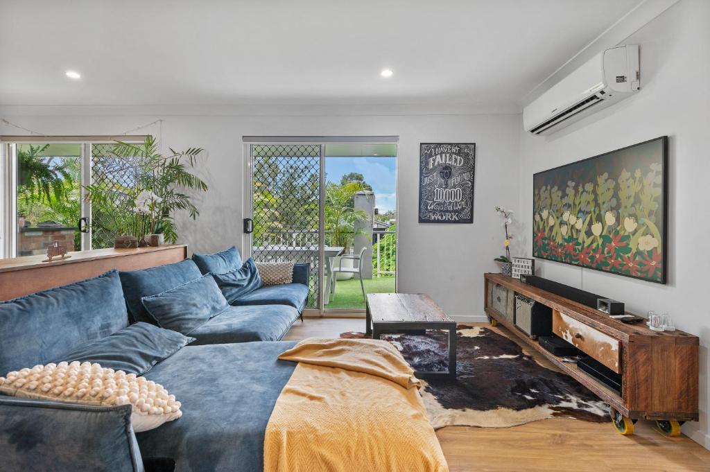 Spacious 3bdroom entertaining unit close to city, cafes and shops, Brisbane