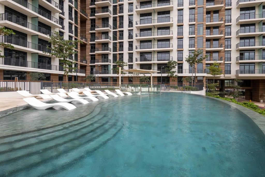 Luxe 1BR in Citywalk with Pool Balcony & More, Dubaj