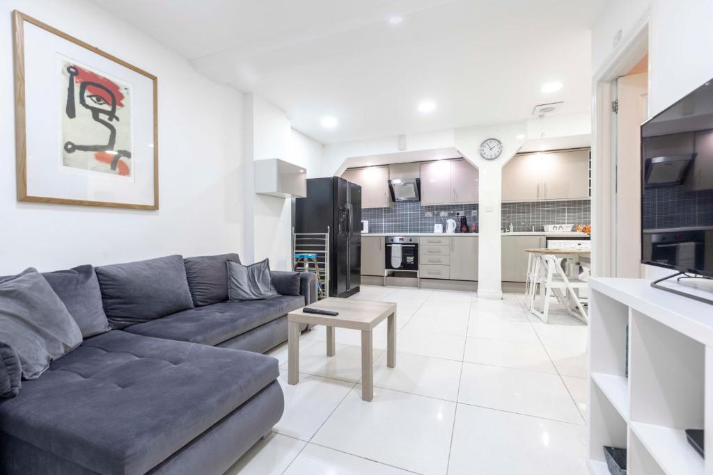 Indipendent flat with patio, Greenford