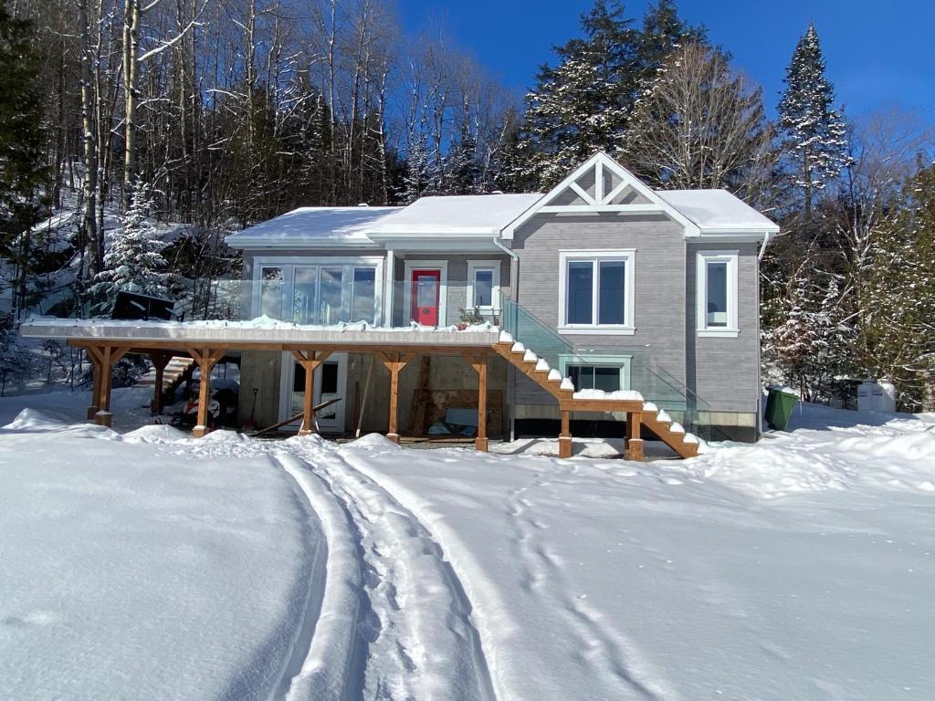 Relaxation at its best at our lakefront cottage on private road, Val des Monts