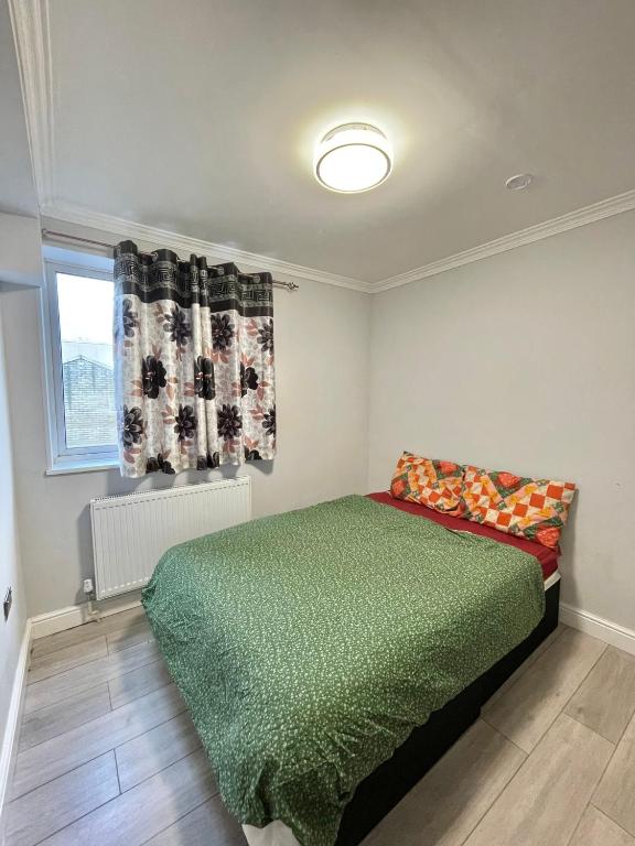 Comfy Double Room in Colindale With Shared Bathroom, Colindale