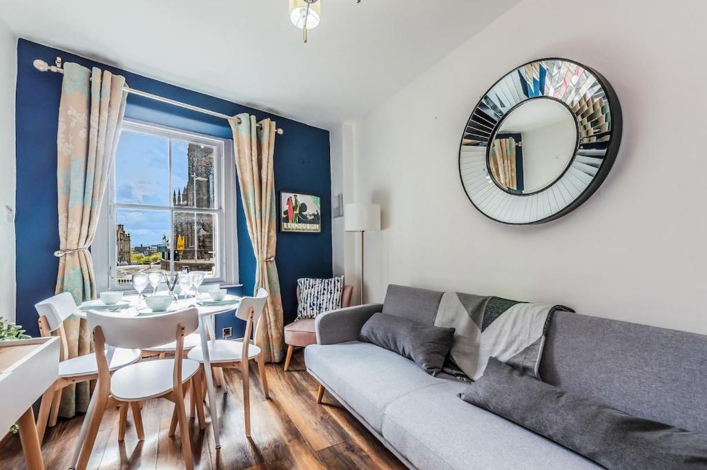 Cozy Apt at Edinburgh Castle, Parking, Edinburgh