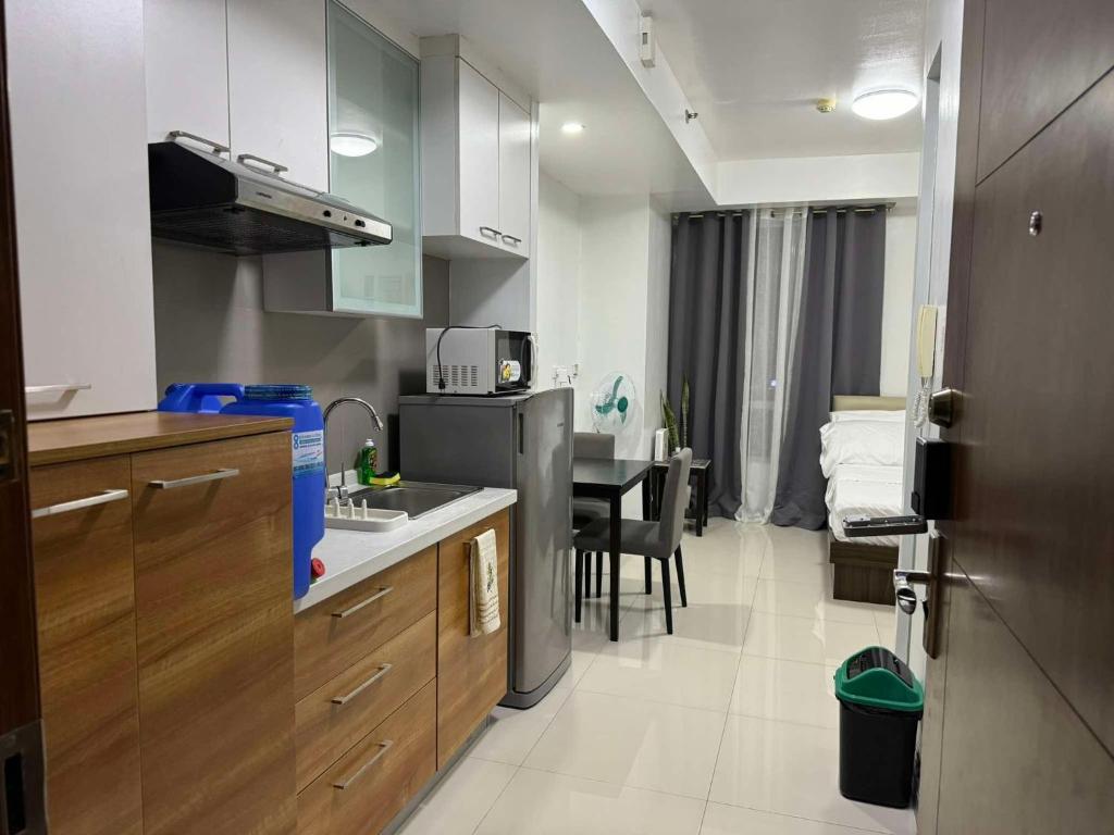 Eve's Den, Manila