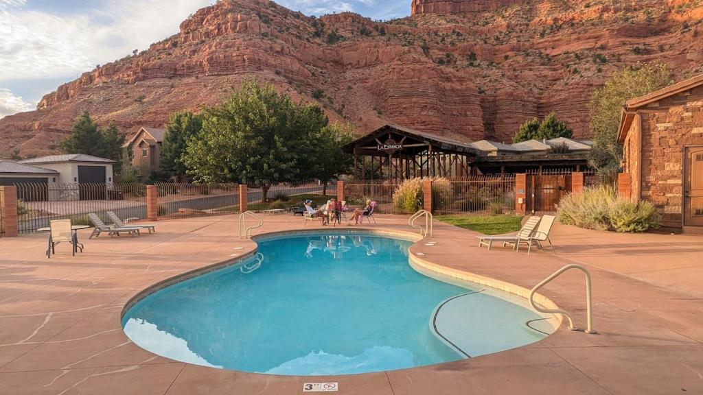 Coral Cliff View - Amazing Views and Pool, Kanab