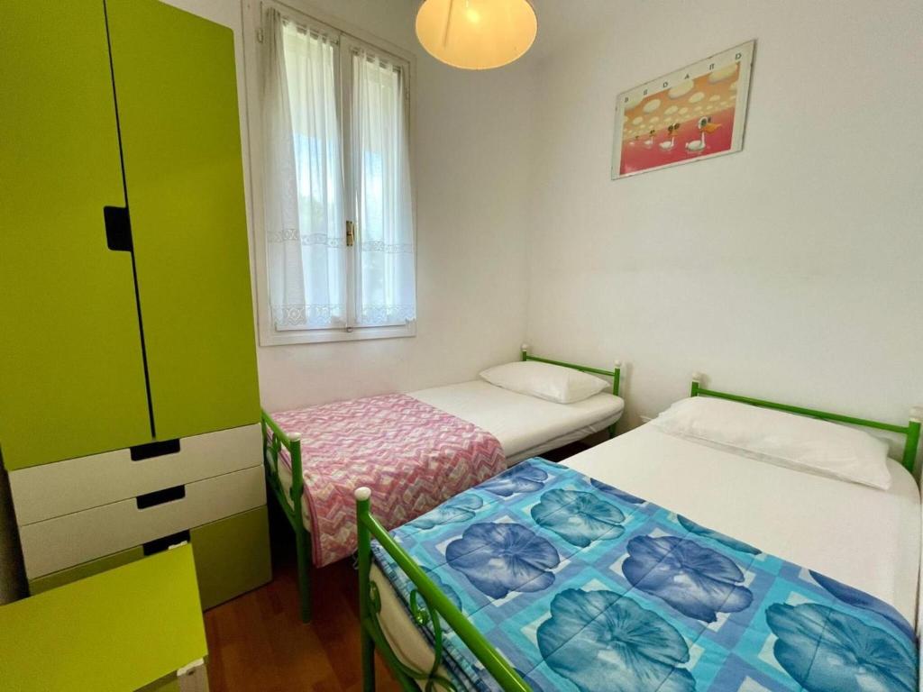 Colorful house with pool and garden - 5