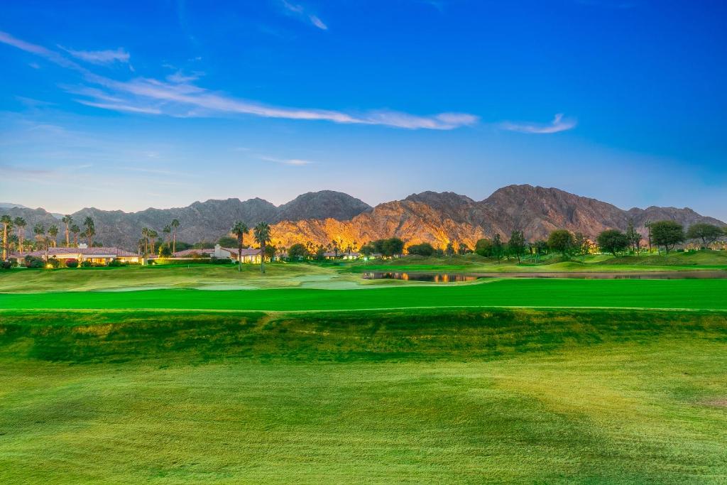 Fairway Hideaway with Lake Mountain Views, La Quinta