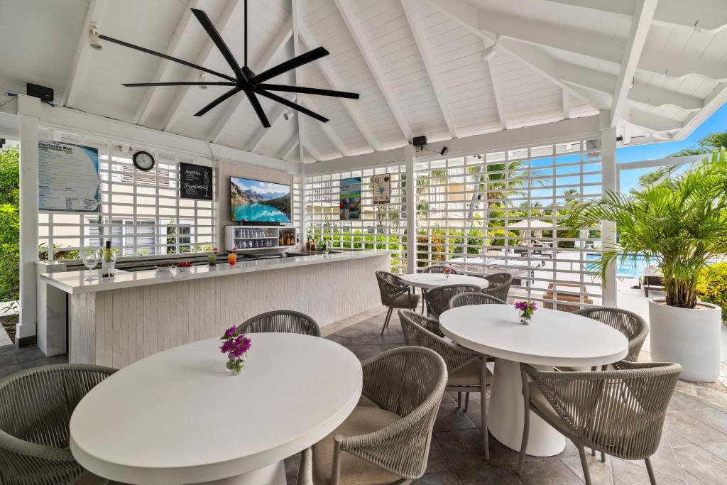 Bar/lounge, Ports of Call Resort in Providenciales