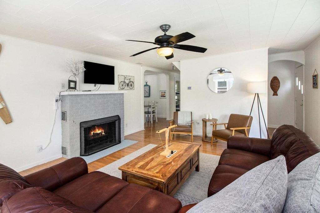 Fireplace, Lake views and 3-min to Sam-o-set beach, Roscommon