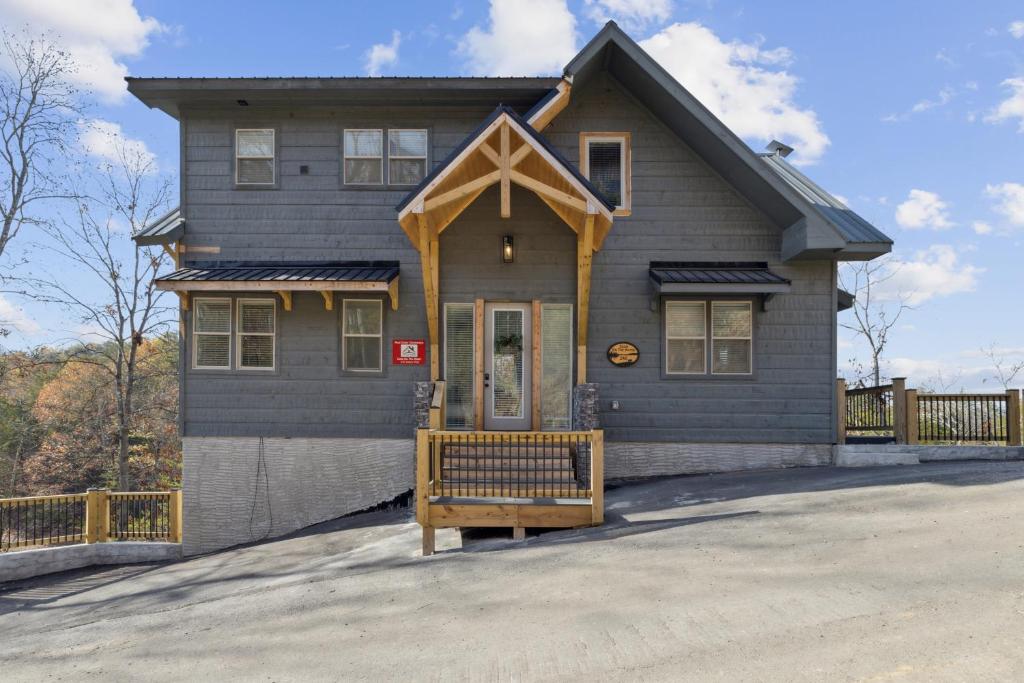 Enjoy the Calm On The Water in a Relaxing Luxurious Pool Cabin on the Lake!, Dandridge