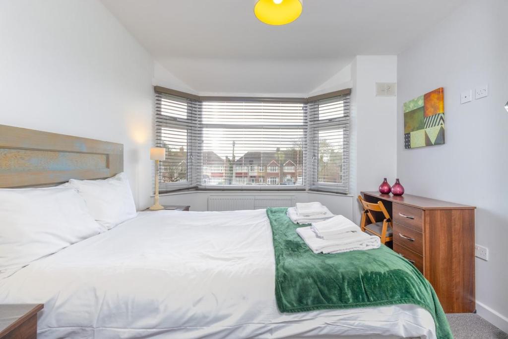 4BR with Private Parking, Wyken