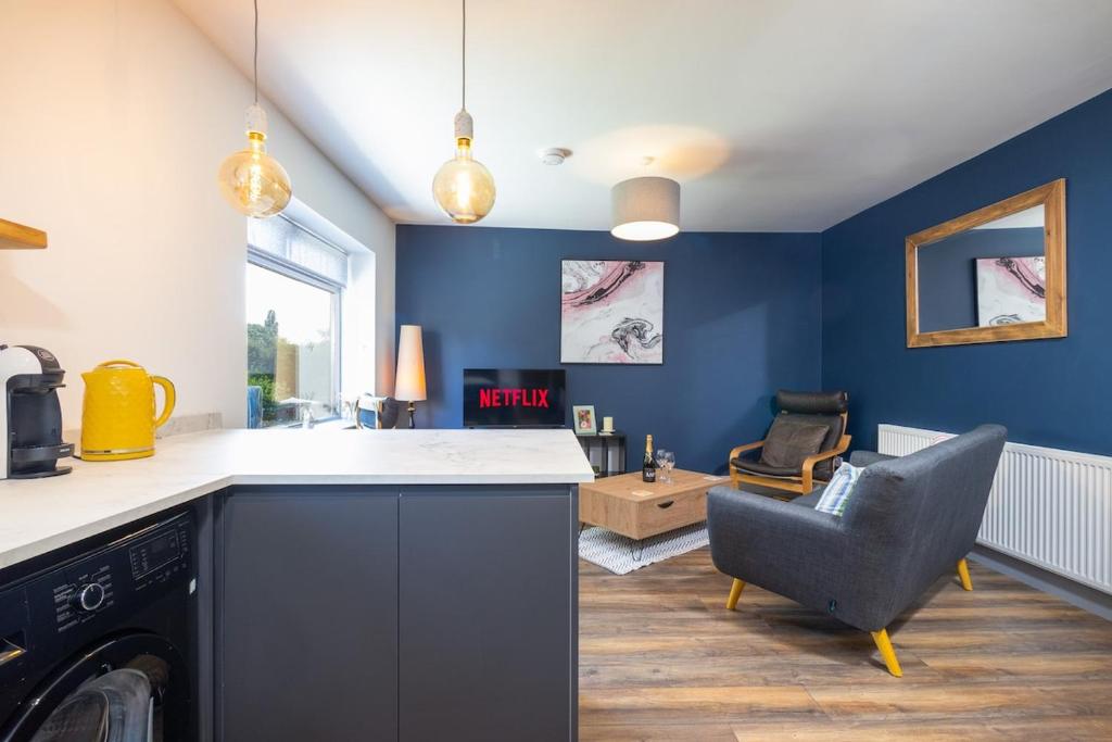 2BR Flat, Free Parking, WiFi, Smart TV, Whitley