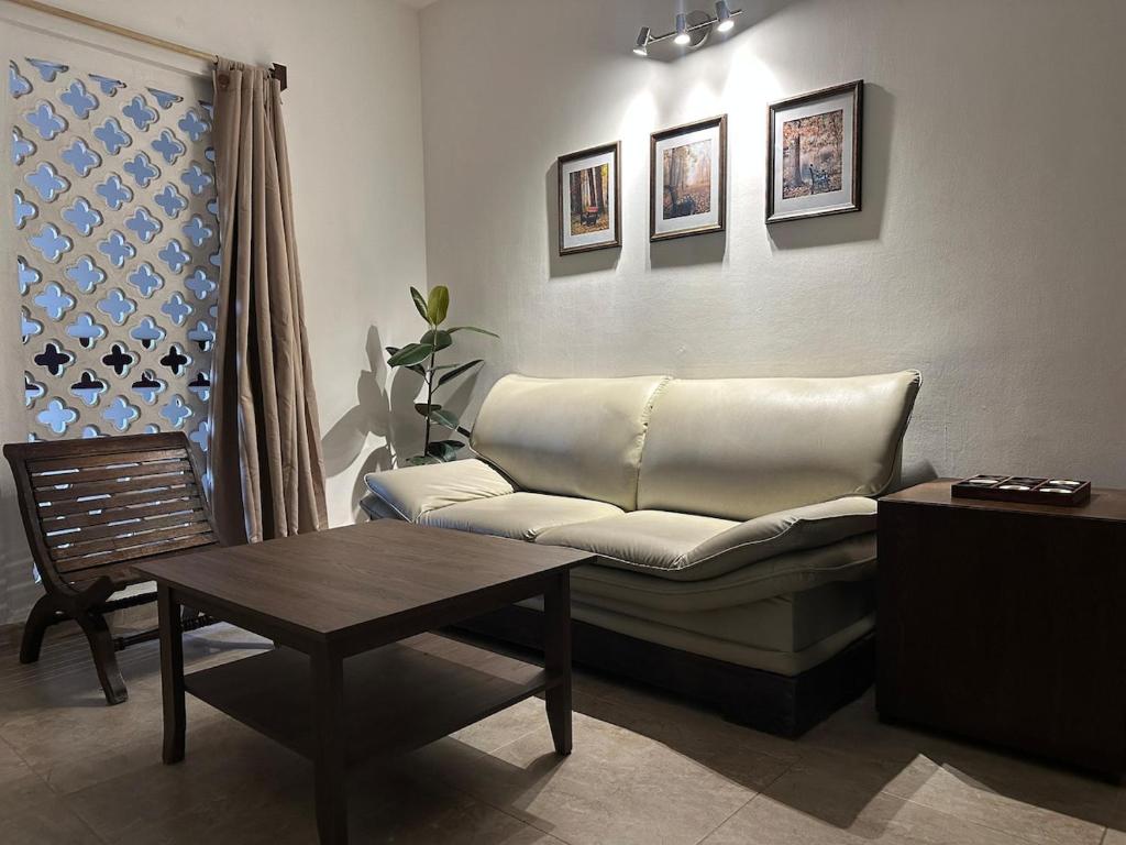 Perfect location! 4 BR Apartment in Downtown - 1
