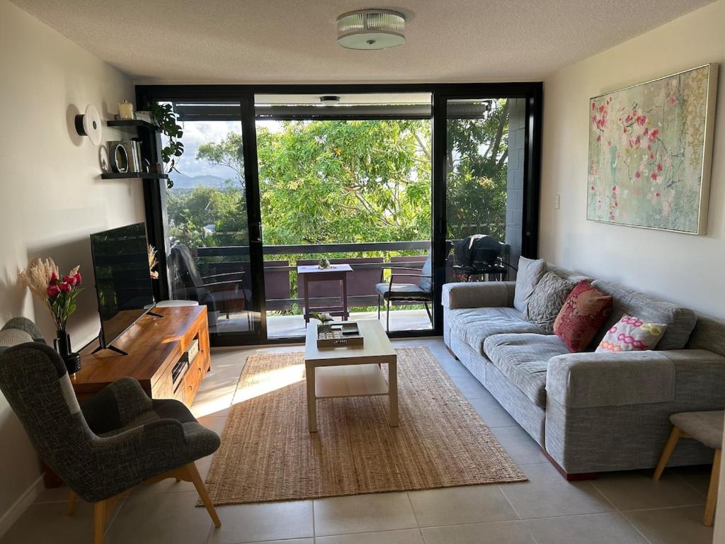 Stylish unit convenient location, Belgian Gardens